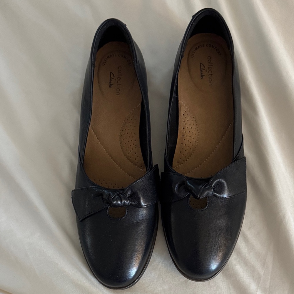 Clarks Women's Elegant Black Loafers with Bow
